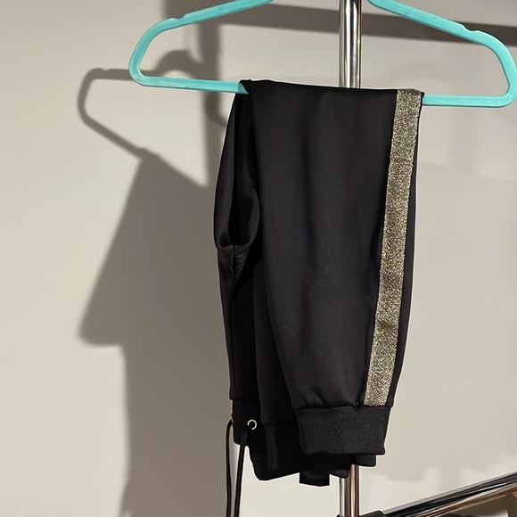 Black and gold track suit - Picture 4 of 4